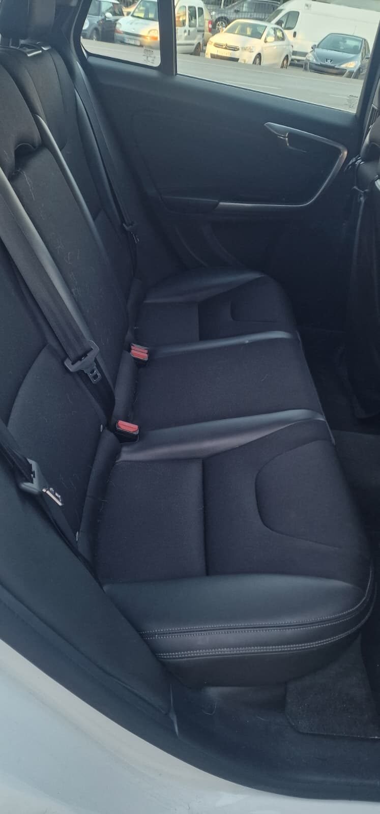 VOLVO v60 2.0 D3 momentum