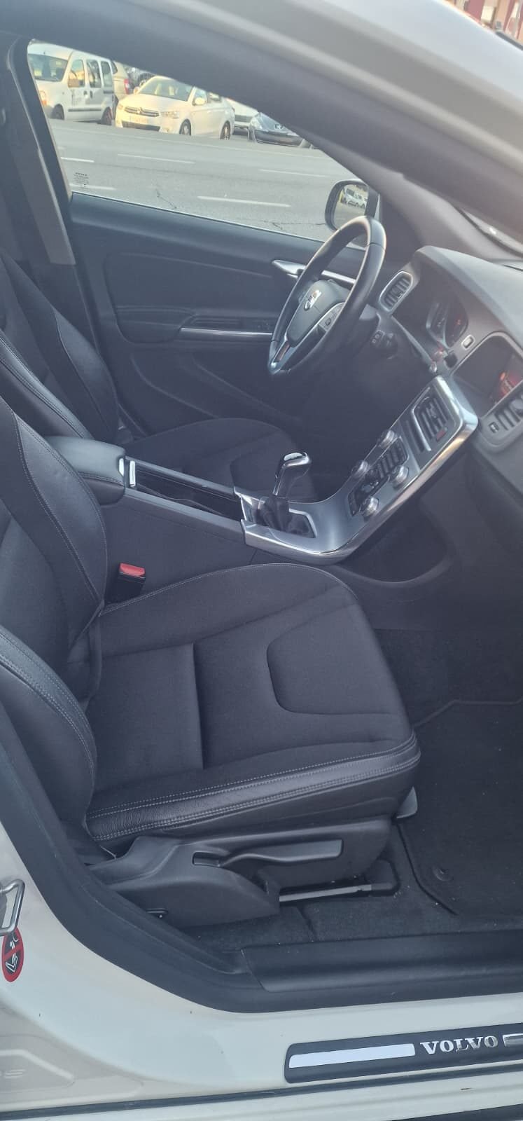 VOLVO v60 2.0 D3 momentum