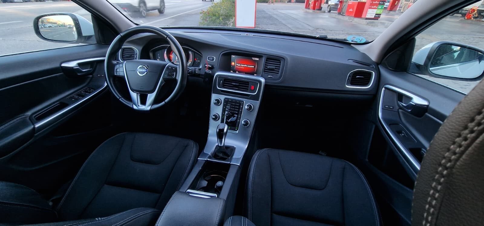 VOLVO v60 2.0 D3 momentum