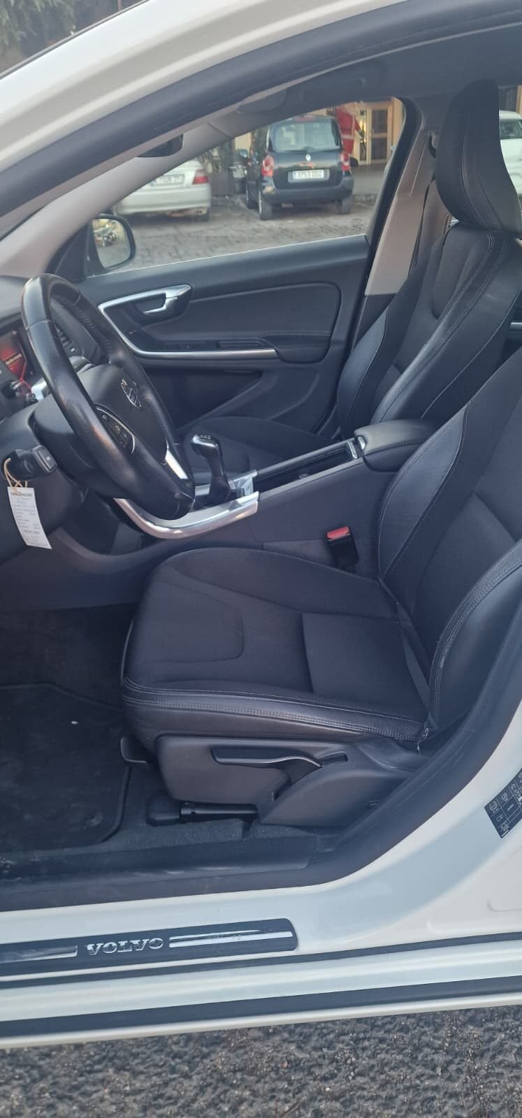 VOLVO v60 2.0 D3 momentum