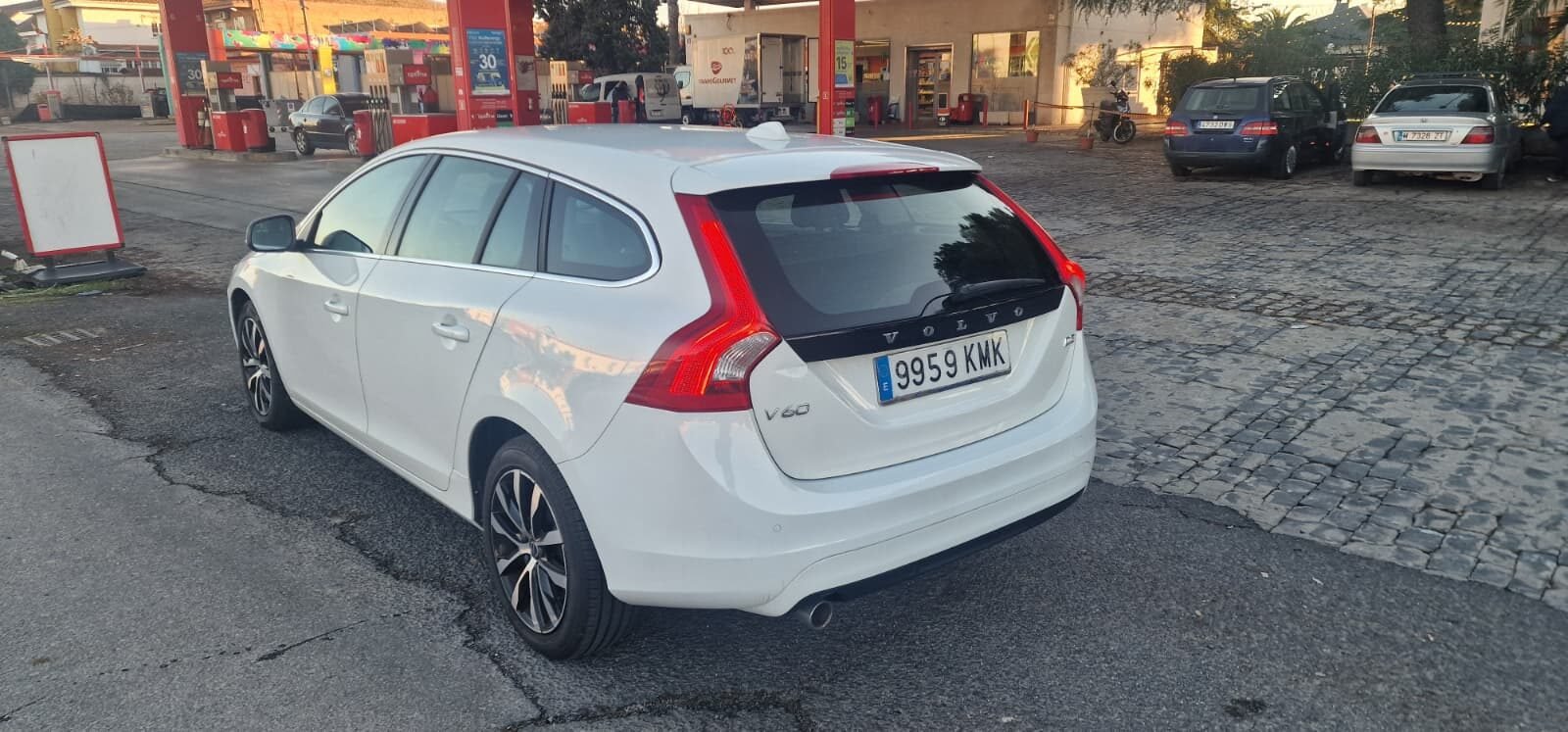 VOLVO v60 2.0 D3 momentum