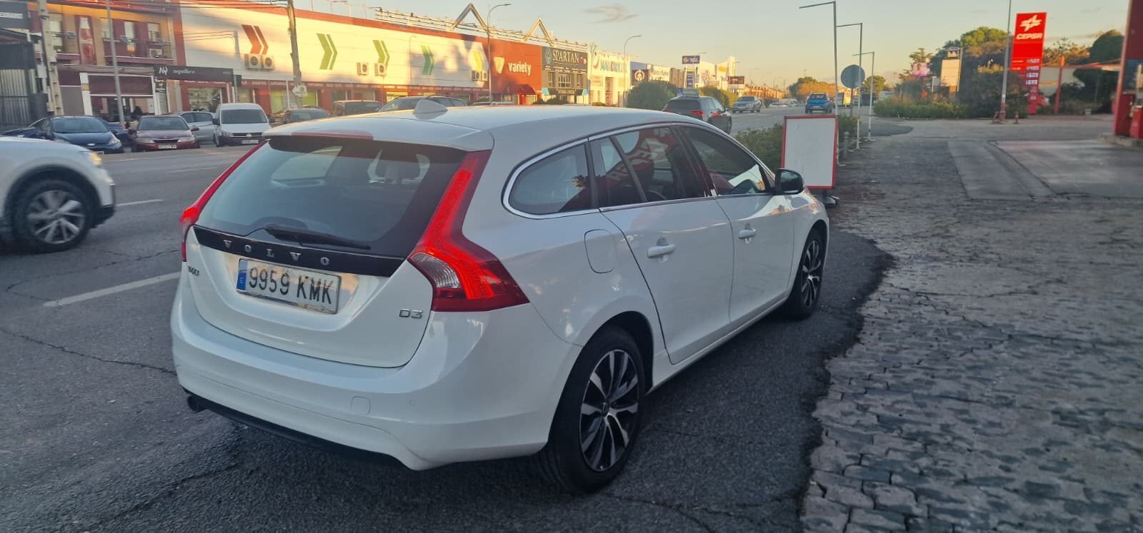 VOLVO v60 2.0 D3 momentum