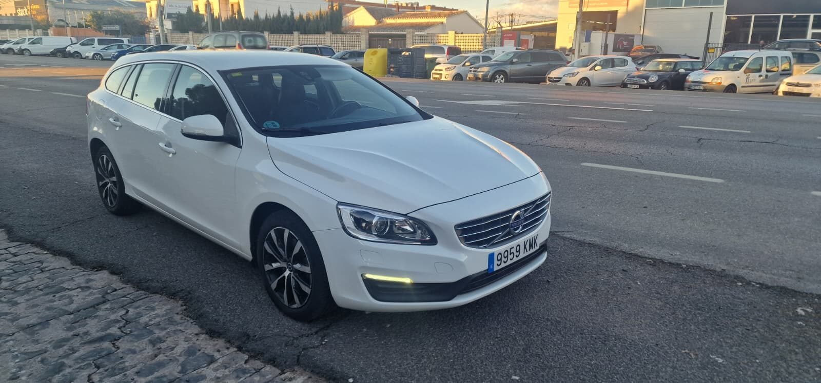 VOLVO v60 2.0 D3 momentum