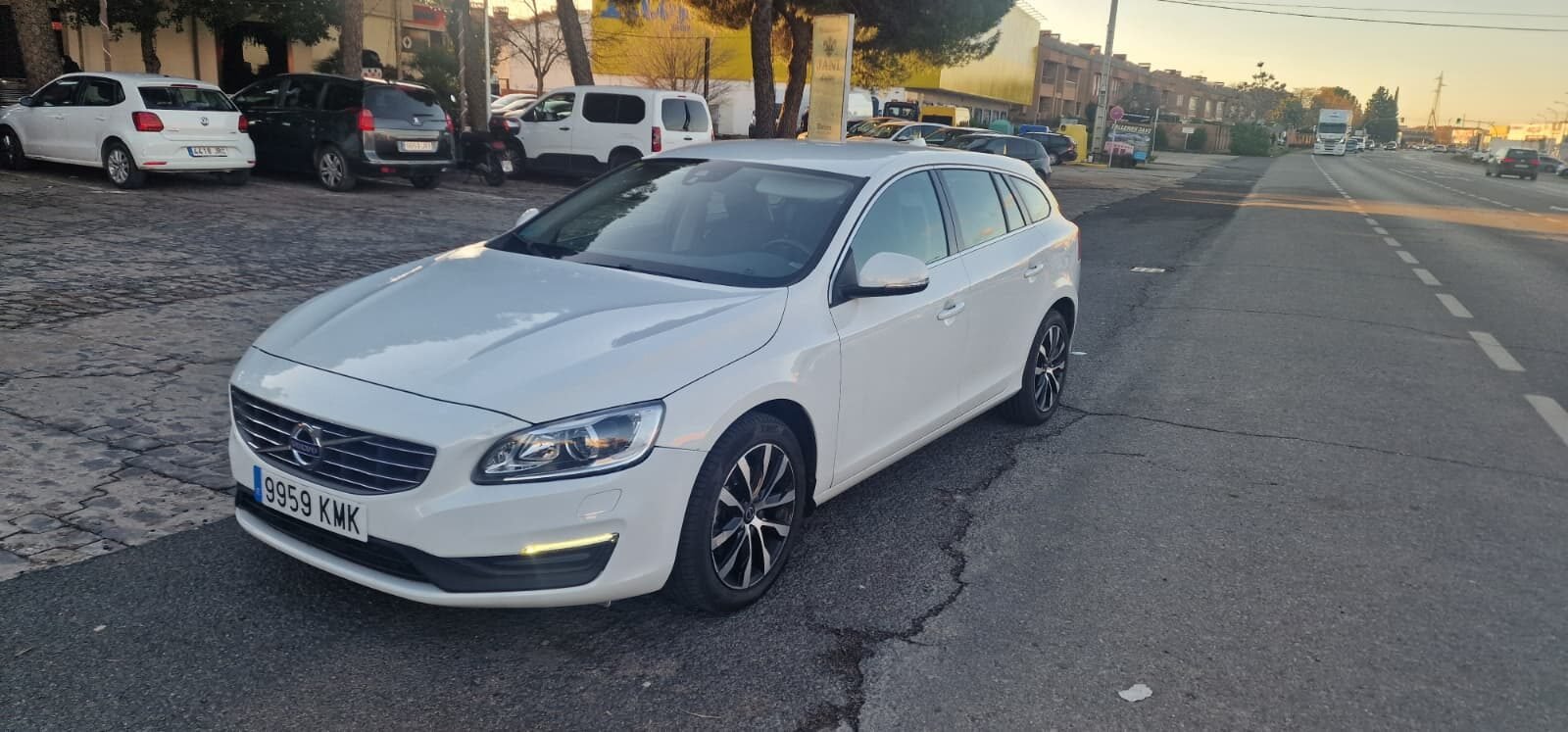 VOLVO v60 2.0 D3 momentum
