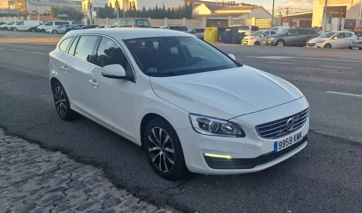 VOLVO v60 2.0 D3 momentum